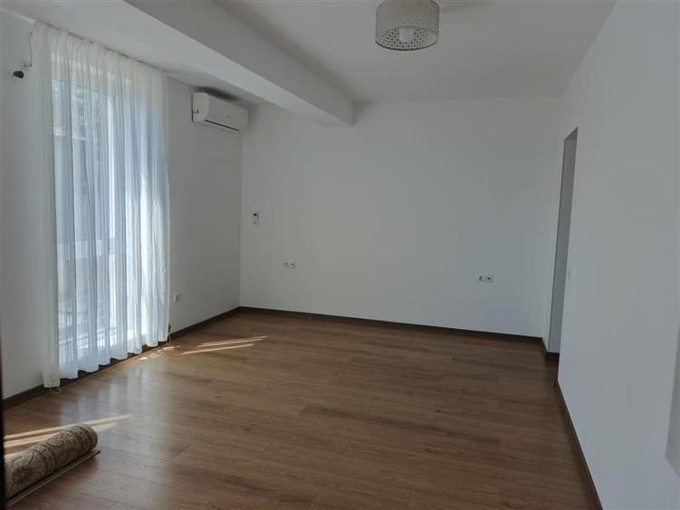 Duplex cu 5 camere cu Canalizare în Europa
