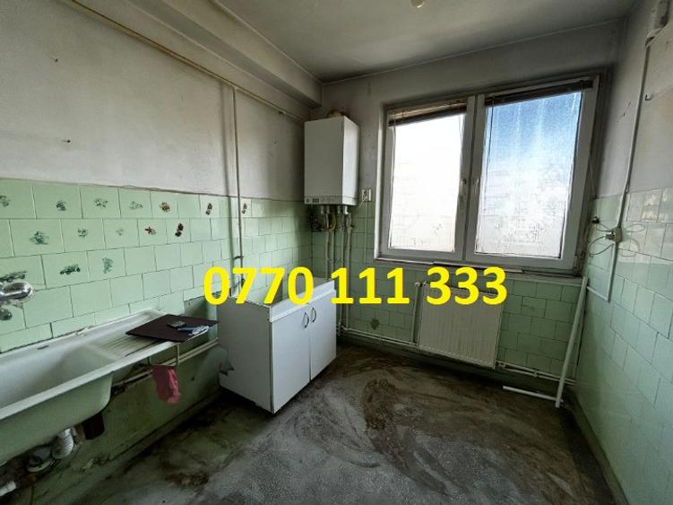 Apartament cu 3 camere semidecomandat în Independenței
