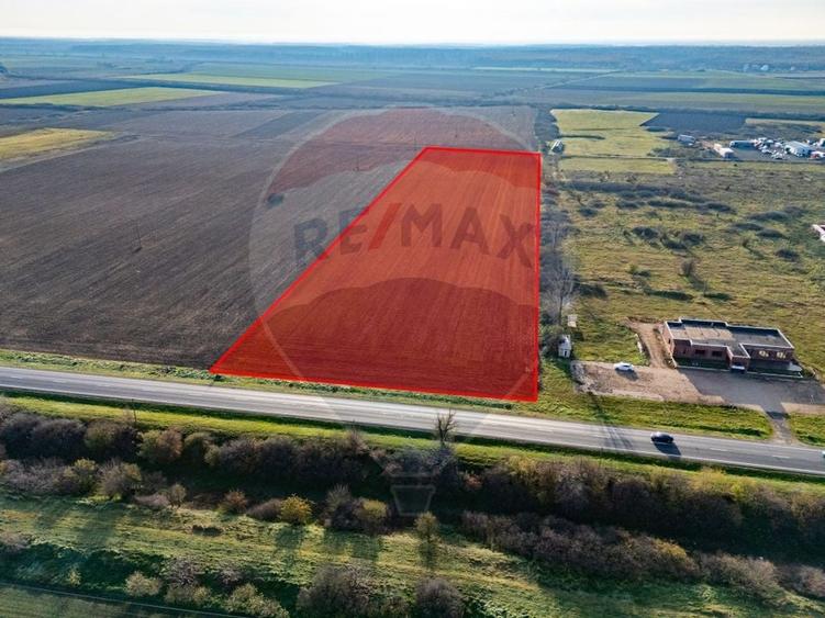 Teren Construcții intravilan de 29220 mp, în Est