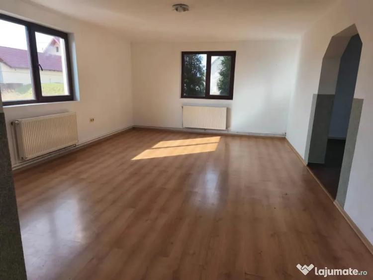 Casă cu 5 camere cu Teren 1600 Mp în Central