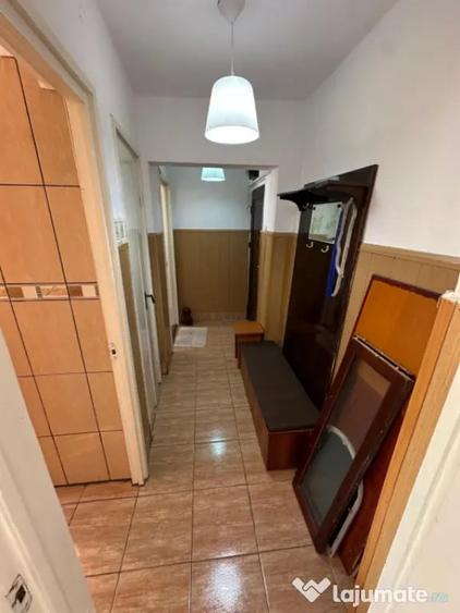 Apartament cu 3 camere semidecomandat în Central