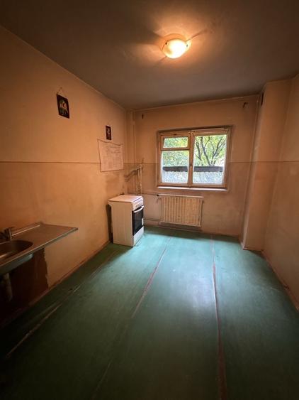 Apartament cu 3 camere semidecomandat în Rahova