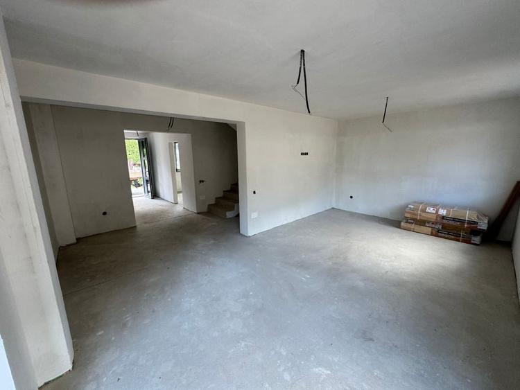 Duplex cu 4 camere cu Canalizare în Florești
