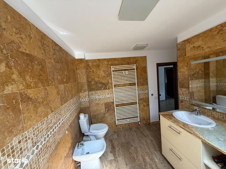 Casă cu 4 camere în Roșu
