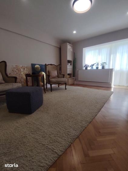 Apartament cu 4 camere decomandat în Central