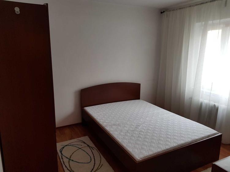 Apartament cu 3 camere semidecomandat în Sud