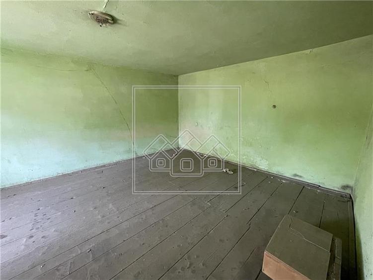 Casă individuală cu 2 camere cu Teren 2162 Mp în Periferie