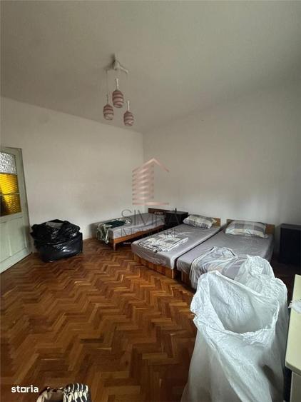 Casă cu 4 camere cu Teren 2000 Mp în Central