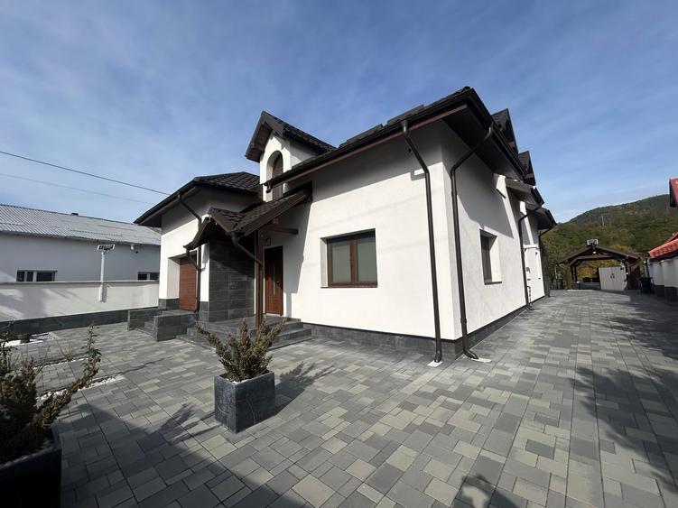 Casă cu 5 camere cu Garaj în Bistrița
