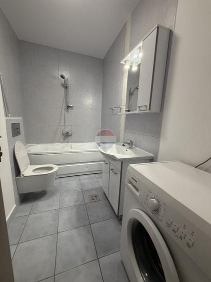 Apartament cu 3 camere semidecomandat, mobilat în Semicentral
