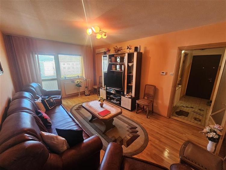 Apartament cu 3 camere decomandat, mobilat în Micro IV