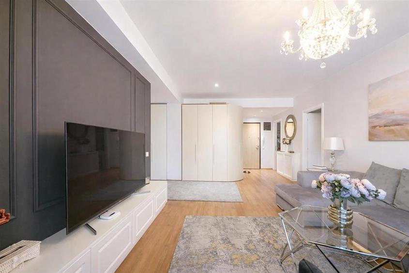 Apartament cu 3 camere semidecomandat, mobilat în Pipera