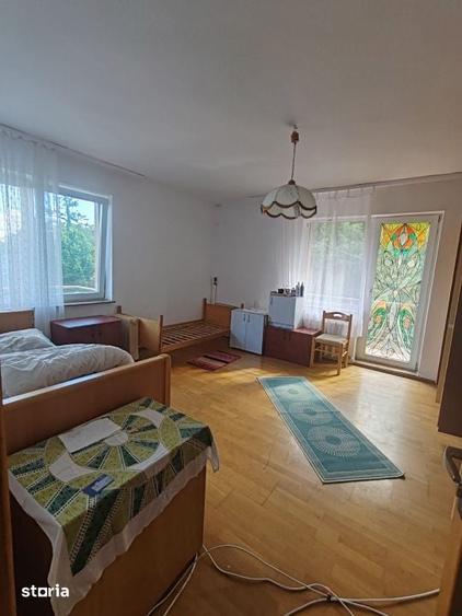 Casă cu 10 camere cu Teren 700 Mp în Valea Roșie