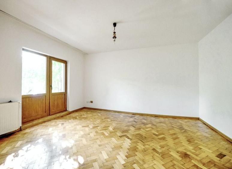 Apartament cu 3 camere în Podul de Fier
