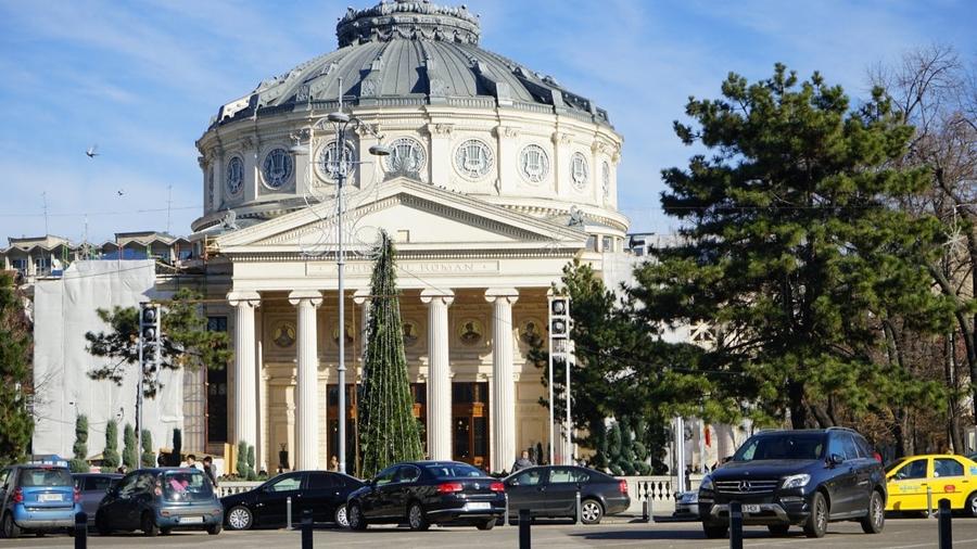 Apartament cu 2 camere semidecomandat, mobilat în Calea Victoriei