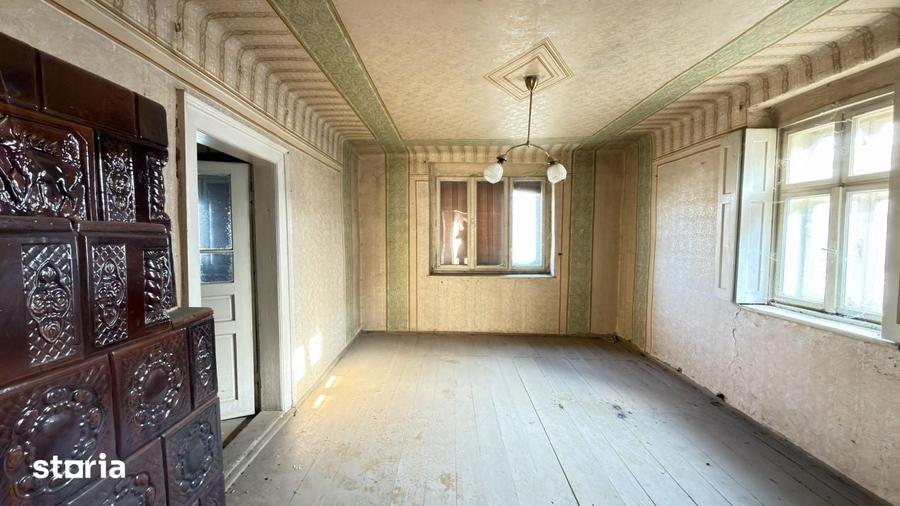 Casă cu 4 camere semidecomandat cu Teren 2948 Mp în Tiream