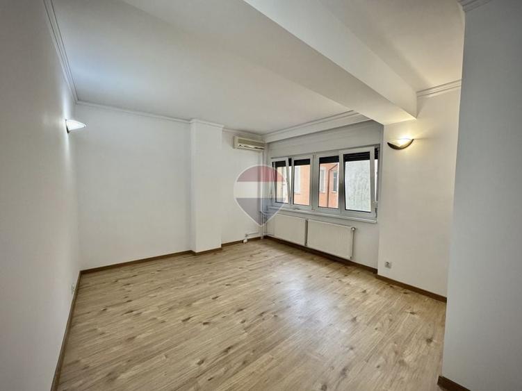 Casă individuală cu 7 camere cu Teren 100 Mp în Domenii