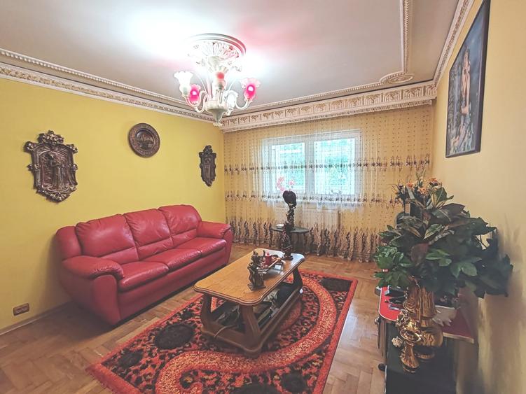 Apartament cu 3 camere semidecomandat în Tractorul
