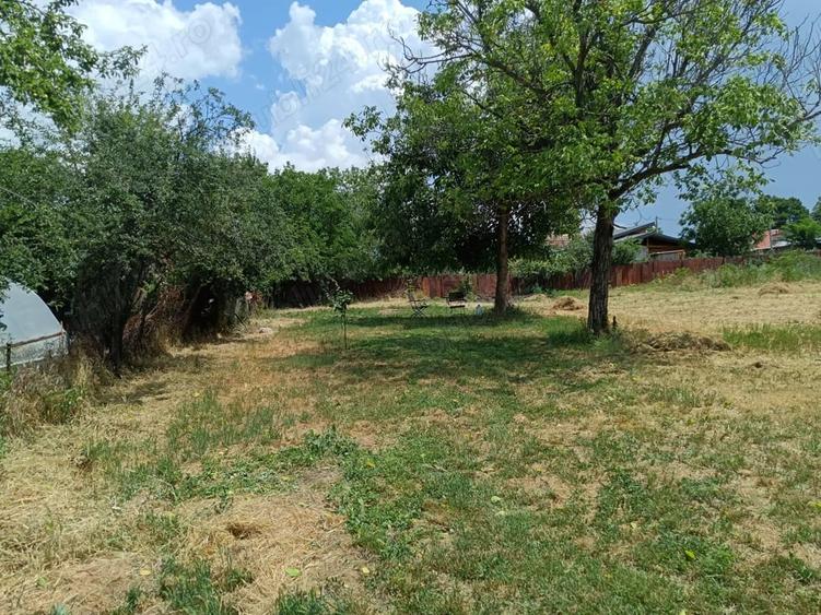 Teren de 1550 mp, în Uzunu