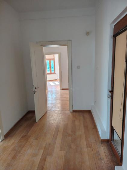 Apartament cu 6 camere decomandat, mobilat în Victoriei