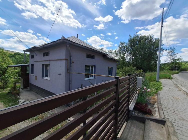 Casă cu 3 camere decomandat în Sud