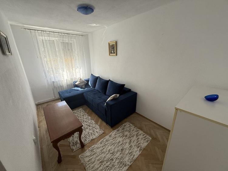 Apartament cu 3 camere semidecomandat în Tomis Nord