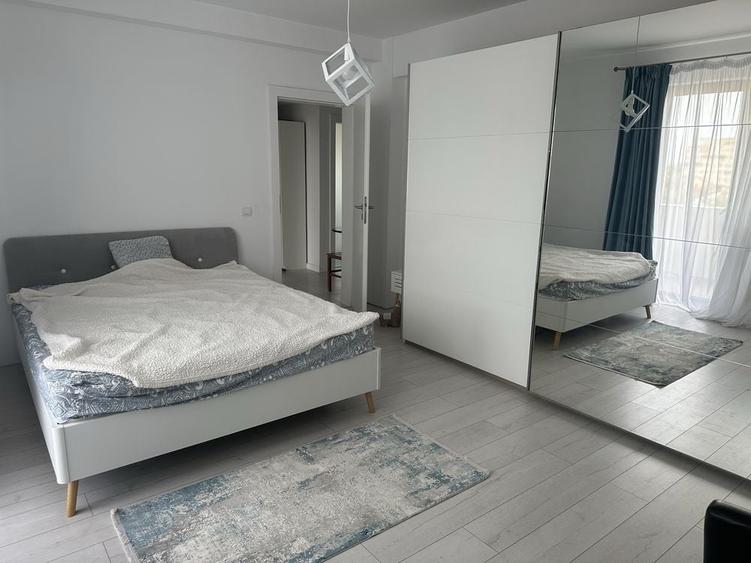 Apartament cu 3 camere decomandat în Rovine