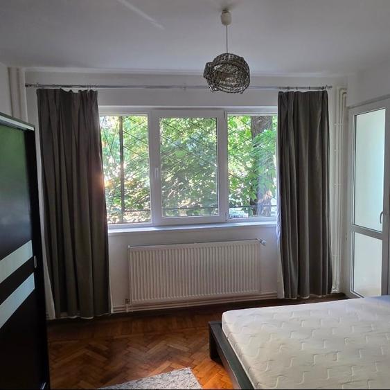 Apartament cu 3 camere semidecomandat, mobilat în Dristor