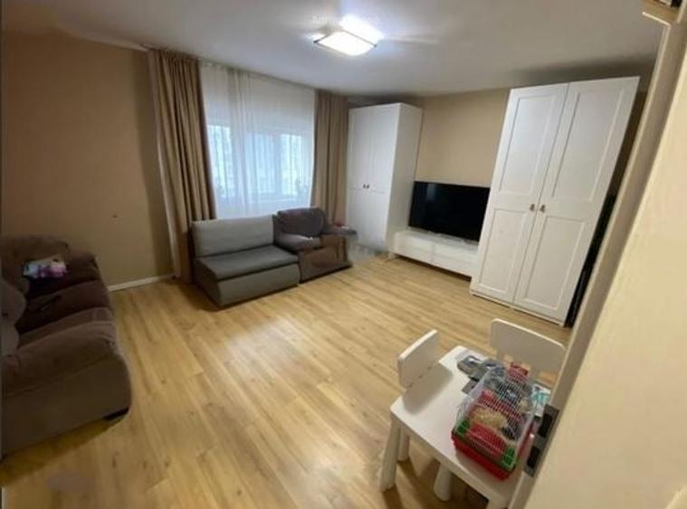 Apartament cu 3 camere decomandat în Titan