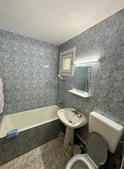 Apartament cu 3 camere semidecomandat în Berceni