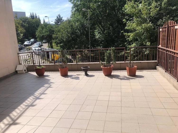 Apartament cu 3 camere decomandat în Zorilor