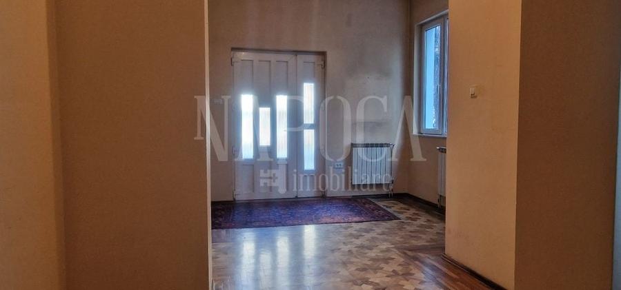 Casă individuală cu 7 camere cu Canalizare în Central