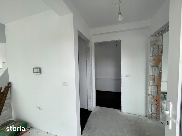 Casă cu 5 camere cu Teren 330 Mp în Plopi