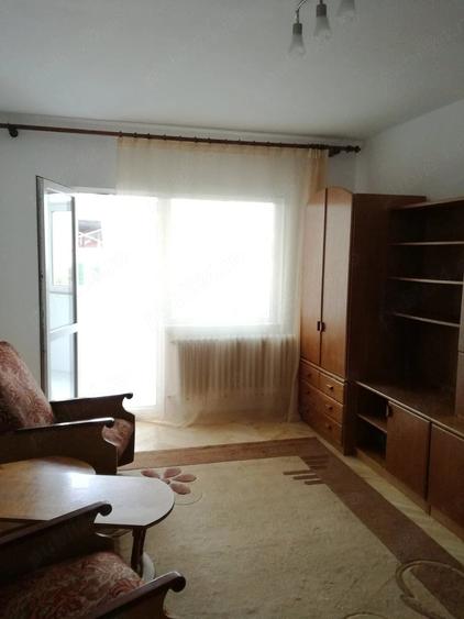 Apartament cu 3 camere decomandat în Podu Roș