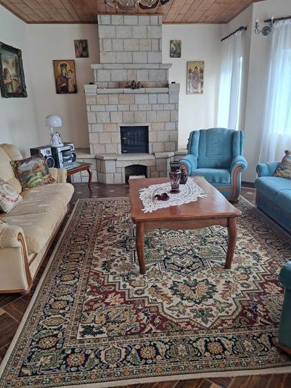 Casă cu 4 camere în Lupești