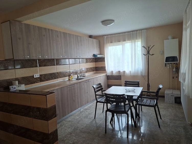 Casă cu 8 camere cu Teren 1700 Mp în Central