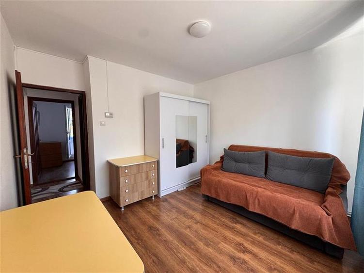 Apartament cu 3 camere decomandat, mobilat în Calea Sighisoarei