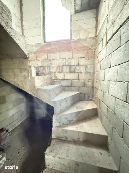 Casă cu 7 camere cu Teren 1800 Mp în Preutești