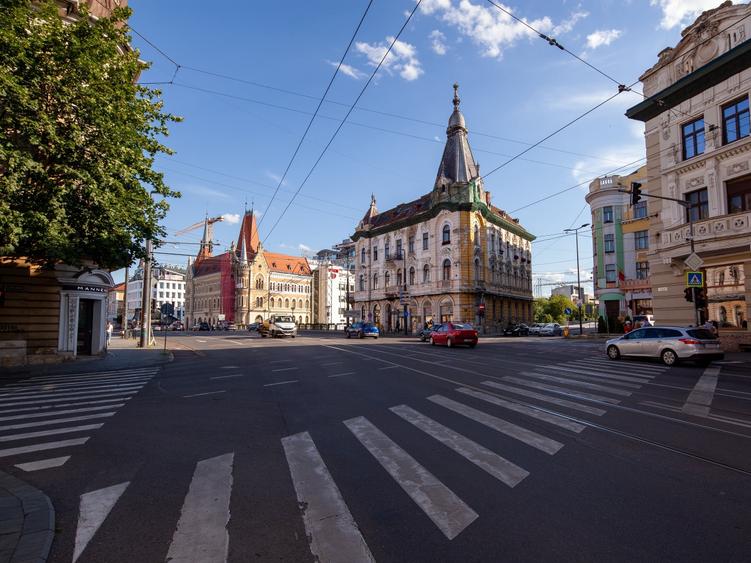 Apartament cu 4 camere decomandat în Central