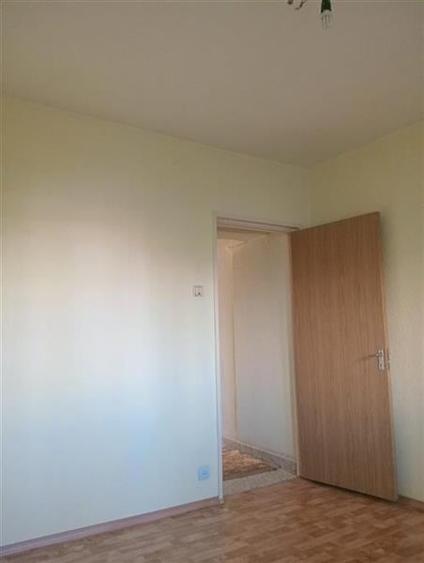 Apartament cu 4 camere semidecomandat în Rahova