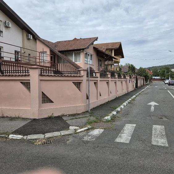 Casă cu 3 camere cu Teren 200 Mp în Exterior Vest