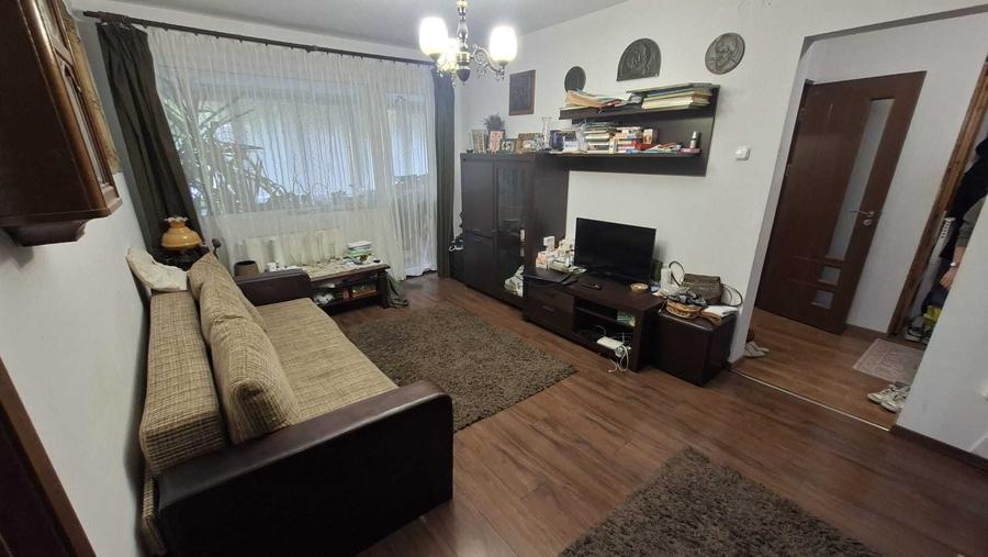 Apartament cu 2 camere semidecomandat în Aleea Carpați