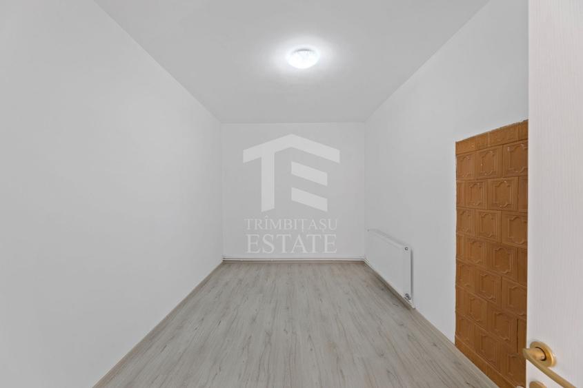 Casă individuală cu 8 camere cu Canalizare în Macea