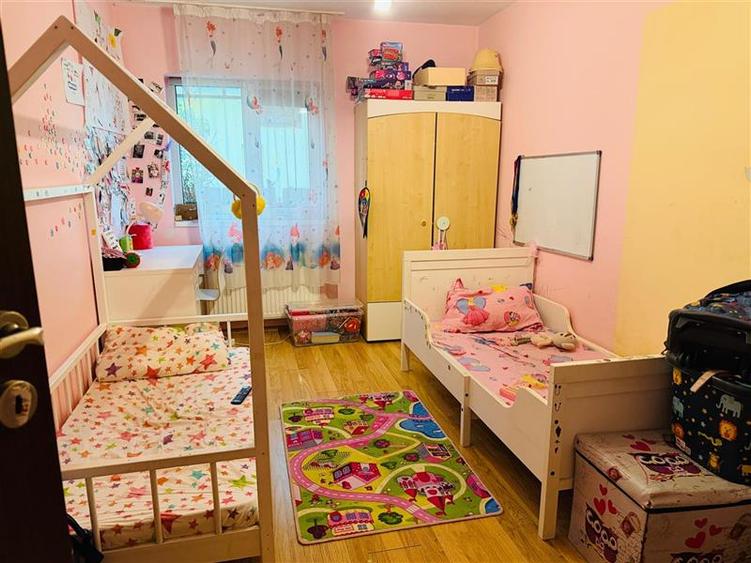 Apartament cu 3 camere semidecomandat, mobilat în Florești