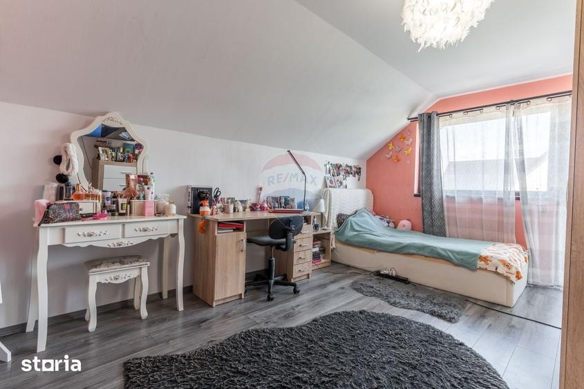 Casă cu 5 camere cu Teren 530 Mp în Holboca