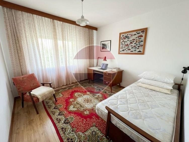 Apartament cu 4 camere decomandat, mobilat în Tei