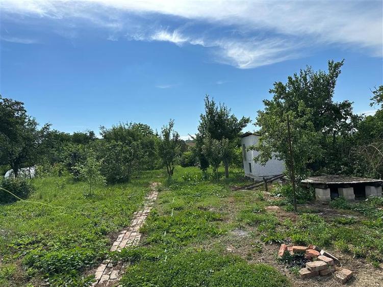 Casă individuală cu 3 camere cu Teren 1438 Mp în Central