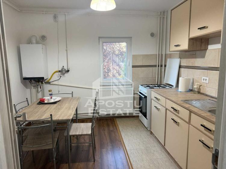 Apartament cu 3 camere semidecomandat, mobilat în Bucovina
