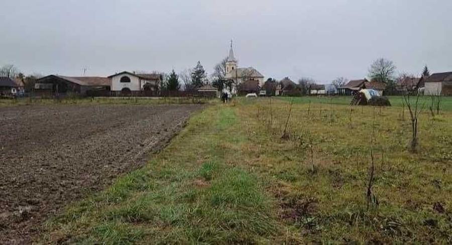 Teren de 2000 mp, în Ernei