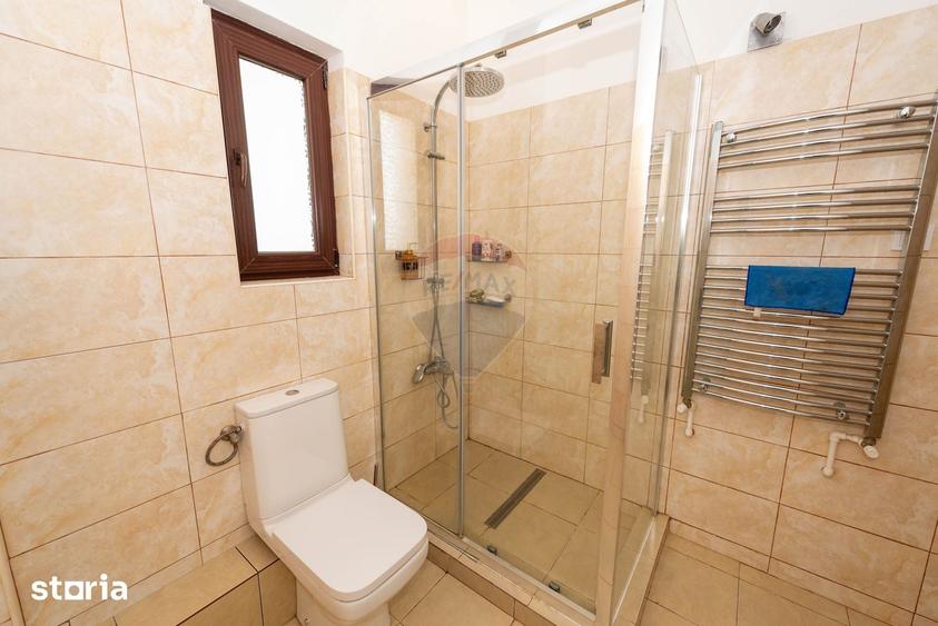 Casă cu 9 camere cu Teren 400 Mp în Central